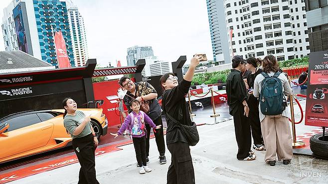 ▲ 더운 날씨에도 다들 즐겁게 추억을 남깁니다
