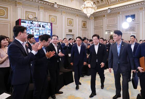13일 이재명 대통령이 참석한 국정기획위원회 국민보고대회에서 국정기획위는 세제 개편과 정부 지출 절감으로 5년간 210조원을 투입해 국정과제를 수행한다는 계획을 발표했다. [연합뉴스]