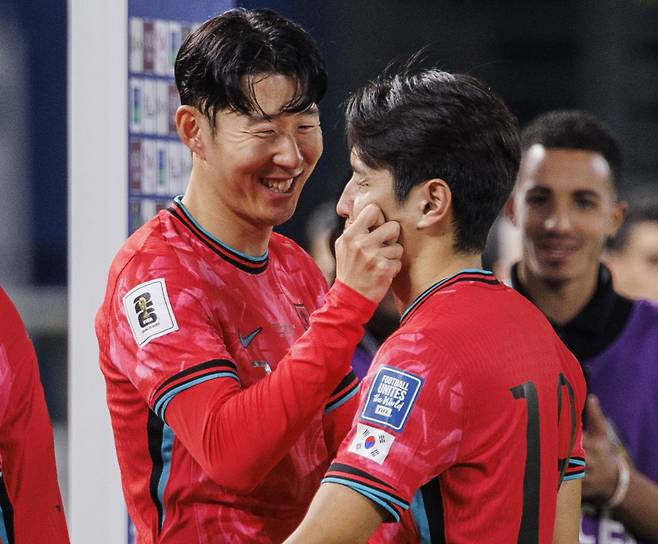 손흥민(왼쪽)이 이강인의 볼을 살짝 꼬집고 있다. [연합뉴스]