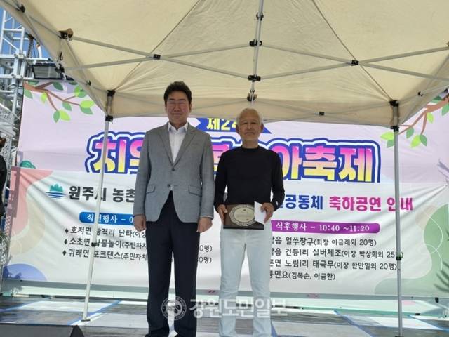 ▲ 채대현(무실작목반)씨가 치악산 복숭아 품평회 2년 연속 대상을 수상했다.