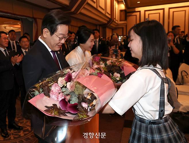 한일정상회담을 위해 일본을 방문한 이재명 대통령과 부인 김혜경 여사가 23일 도쿄의 한 호텔에서 열린 동포간담회에 참석해 꽃다발을 받고 있다. 2025.8.23 김창길 기자