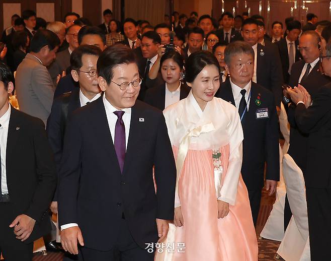 한일정상회담을 위해 일본을 방문한 이재명 대통령과 부인 김혜경 여사가 23일 도쿄의 한 호텔에서 열린 동포간담회에 참석해 인사하고 있다. 2025.8.23 김창길 기자