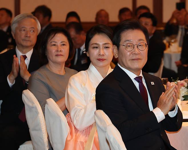 한일정상회담을 위해 일본을 방문한 이재명 대통령과 부인 김혜경 여사가 23일 도쿄의 한 호텔에서 열린 동포간담회에 참석해 박수를 치고 있다. 2025.8.23 대통령실사진기자단 경향신문 김창길