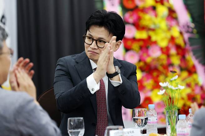 한동훈 전 국민의힘 대표가 지난 11일 광주 한 호텔에서 열린 김화진 국민의힘 전남도당 위원장 취임식에서 당원들에게 인사하고 있다. 연합뉴스