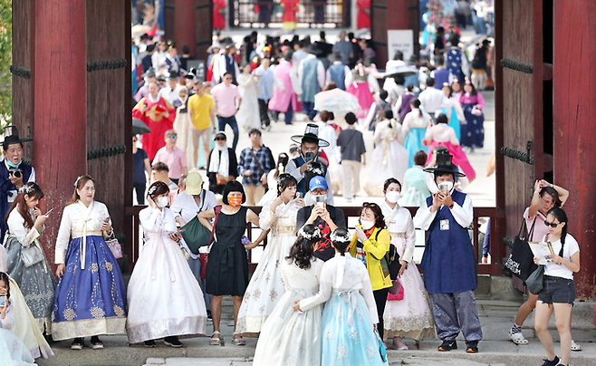 서울 경복궁이 한복을 입은 외국인 관광객으로 붐빈다 / 사진=매경DB