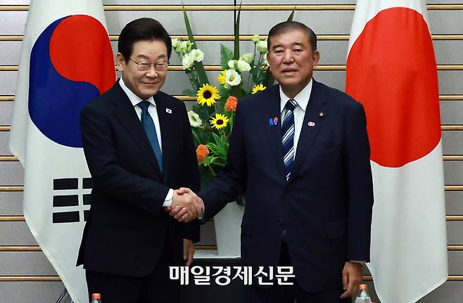 이재명 대통령과 이시바 시게루 일본 총리가 23일 일본 도쿄 총리 관저에서 열린 한일 확대정상회담에 앞서 기념촬영을 하며 악수하고 있다. 도쿄/김호영 기자
