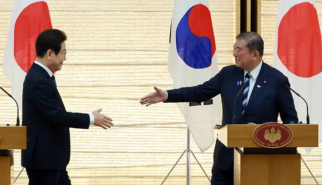 이재명 대통령과 이시바 시게루 일본 총리가 23일 일본 도쿄 총리 관저에서 열린 한일 정상 공동 언론 발표를 마친 뒤 악수하고 있다. 연합뉴스
