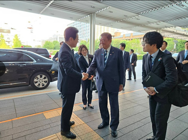 이시바 시게루 총리가 23일 일본 도쿄 총리관저를 방문한 이재명 대통령(왼쪽)을 맞이하고 있다. [이시바 시게루 트위터]