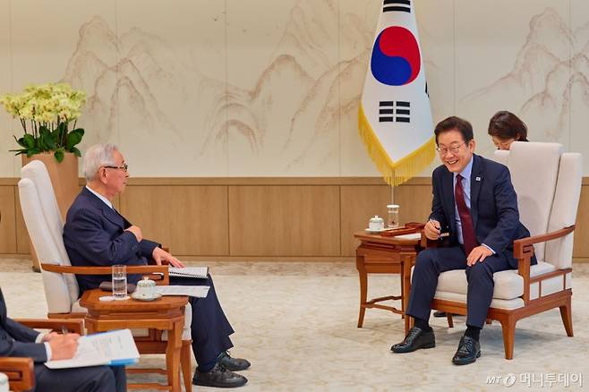 [서울=뉴시스] 최동준 기자 = 대통령실은 지난 19일 이재명 대통령이 서울 용산 대통령실 청사 집무실에서 요미우리 신문 오이카와 쇼이치 회장과 인터뷰 하는 모습을 22일 SNS에 공개했다. (사진=이재명 대통령 SNS) 2025.08.22. photo@newsis.com *재판매 및 DB 금지 /사진=
