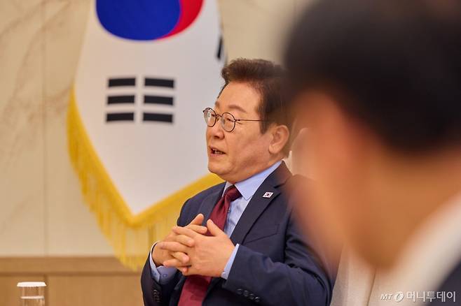 (서울=뉴스1) 허경 기자 = 이재명 대통령이 지난 19일 서울 용산 대통령실 청사에서 요미우리 신문사와 인터뷰를 하고 있다. (이재명 대통령 SNS. 재판매 및 DB 금지) 2025.8.22/뉴스1  Copyright (C) 뉴스1. All rights reserved. 무단 전재 및 재배포,  AI학습 이용 금지. /사진=(서울=뉴스1) 허경 기자