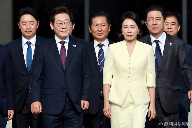 [성남=뉴시스] 고범준 기자 = 이재명 대통령과 김혜경 여사가 한일 정상회담을 위해 23일 경기 성남 서울공항에 도착해 공군 1호기로 향하고 있다. 2025.08.23. bjko@newsis.com /사진=고범준