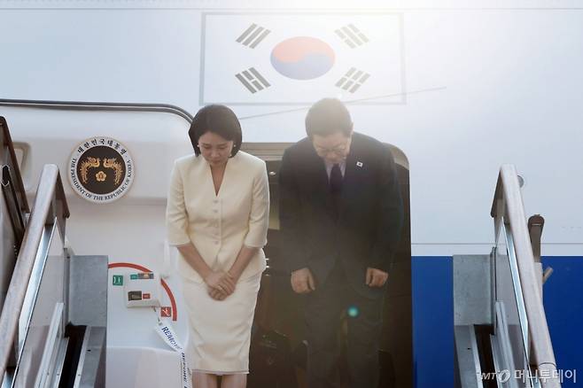 [성남=뉴시스] 고범준 기자 = 이재명 대통령과 김혜경 여사가 한일 정상회담을 위해 23일 경기 성남 서울공항에 도착해 공군 1호기에 탑승하며 인사하고 있다. 2025.08.23. bjko@newsis.com /사진=고범준