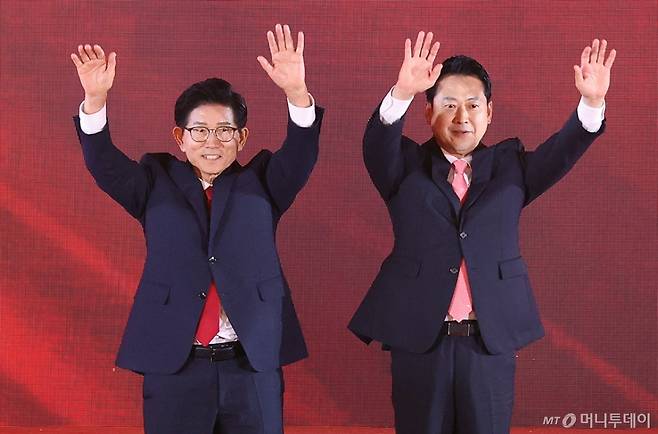 (청주=뉴스1) 신웅수 기자 = 김문수, 장동혁 국민의힘 대표 후보가 22일 오후 충북 청주 오스코에서 열린 국민의힘 제6차 전당대회에서 결전 진출에 성공한 뒤 손을 들어 인사하고 있다. (공동취재) 2025.8.22/뉴스1  Copyright (C) 뉴스1. All rights reserved. 무단 전재 및 재배포,  AI학습 이용 금지. /사진=(청주=뉴스1) 신웅수 기자