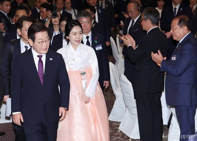[도쿄(일본)=뉴시스] 고범준 기자 = 한일 정상회담을 위해 일본을 방문중인 이재명 대통령과 김혜경 여사가 23일(현지 시간) 일본 도쿄의 한 호텔에서 열린 재일동포 오찬 간담회에 입장하고 있다. 2025.08.23. bjko@newsis.com /사진=