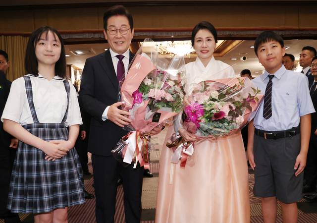 [도쿄(일본)=뉴시스] 고범준 기자 = 한일 정상회담을 위해 일본을 방문중인 이재명 대통령과 김혜경 여사가 23일(현지 시간) 일본 도쿄의 한 호텔에서 열린 재일동포 오찬 간담회에서 화동들과 기념촬영을 하고 있다.