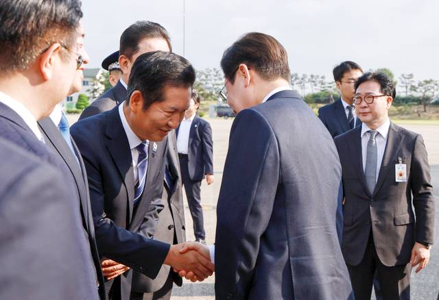 일본·미국 순방에 나서는 이재명 대통령이 23일 성남 서울공항에서 환송 나온 더불어민주당 정청래 대표와 악수하고 있다.  연합뉴스