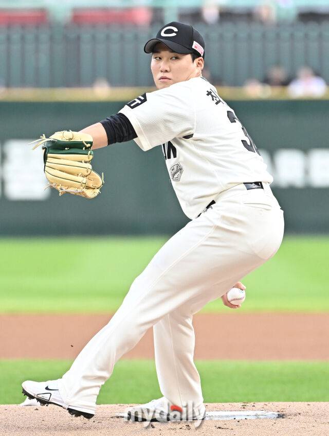 17일 오후 이넌광역시 문학동 인천SSG랜더스필드에서 진행된 '2025 프로야구 KBO리그' SSG랜더스와 LG트윈스의 경기. SSG 최민준이 선발등판해 역투하고 있다./마이데일리