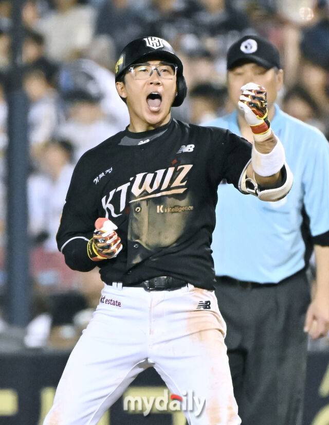 23일 오후 서울 잠실야구장에서 진행된 '2025 프로야구 KBO리그' 두산베어스와 KT위즈의 경기. KT 허경민이 8회초 2사 2,3루서 2타점 적시타를 터뜨린 뒤 포효하고 있다./잠실 = 송일섭 기자