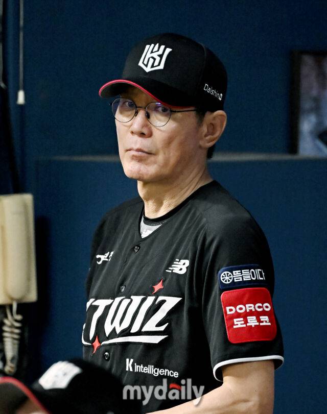 23일 오후 서울 잠실야구장에서 진행된 '2025 프로야구 KBO리그' 두산베어스와 KT위즈의 경기. KT 이강철 감독이 선수들을 지켜보고 있다./잠실 = 송일섭 기자
