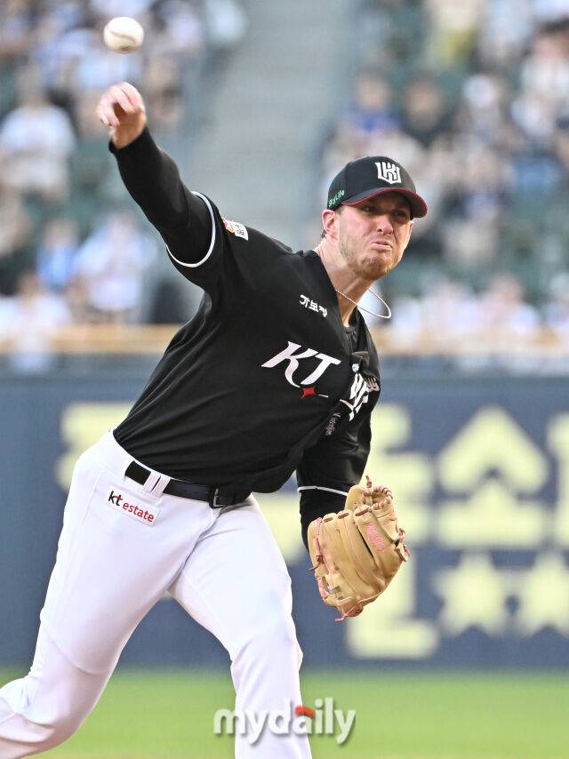 23일 오후 서울 잠실야구장에서 진행된 '2025 프로야구 KBO리그' 두산베어스와 KT위즈의 경기. KT 선발투수 패트릭이 역투하고 있다./잠실 = 송일섭 기자