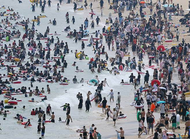3일 부산 해운대해수욕장이 피서객들로 붐비고 있다.[연합]