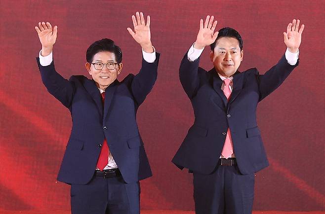 22일 충북 청주시 흥덕구 청주오스코에서 열린 국민의힘 제6차 전당대회에서 결선에 진출한 김문수, 장동혁 당 대표 후보가 진출에 성공한 뒤 손을 들고 인사하고 있다. 2025.8.22 [공동취재]