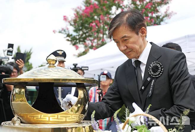 [서울=뉴시스] 김진아 기자 = 조국 전 조국혁신당 대표가 김대중 전 대통령 서거 16주기인 18일 서울 동작구 국립서울현충원 김 전 대통령 묘역에서 참배하고 있다. (공동취재) 2025.08.18. photo@newsis.com