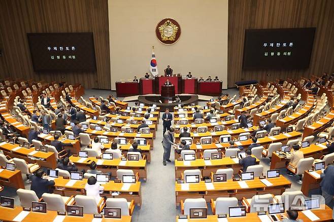 [서울=뉴시스] 조성봉 기자 = 김형동 국민의힘 의원이 23일 오전 서울 여의도 국회에서 열린 제428회 국회(임시회) 제2차 본회의에서 노동조합 및 노동관계조정법 일부개정법률안(대안) 관련 반대 무제한토론을 하고 있는 가운데 민주당 의원들이 회의장 밖으로 나가고 있다.  2025.08.23. suncho21@newsis.com