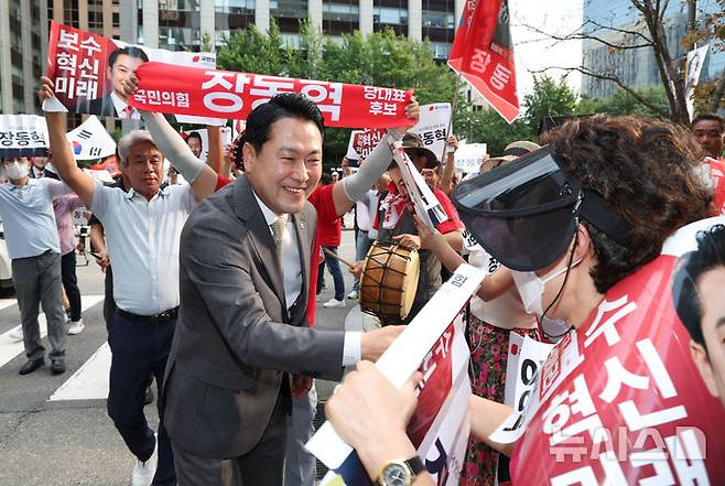[서울=뉴시스] 국회사진기자단 = 국민의힘 당 대표 선거 결선에 진출한 장동혁 후보가 23일 오후 서울 채널A 광화문 스튜디오에서 열린 방송토론에 앞서 지지자들과 인사를 하고 있다. 국민의힘은 24일부터 이틀동안 진행되는 당원 투표와 여론 조사를 거쳐, 26일 최종 당대표를 선출한다. 2025.08.23. photo@newsis.com