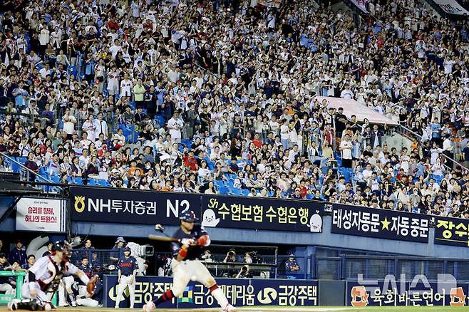 [서울=뉴시스] 김진아 기자 = 19일 서울 송파구 잠실야구장에서 열린 2025 KBO리그 롯데 자이언츠와 LG 트윈스의 경기, 팬들이 응원을 하고 있다. 18일 기준 총 562경기에서 969만542명의 관중이 경기장을 찾아 천만 관중까지 약 31만명만 남겨둔 상황이다. 기상 악화 등 변수가 없다면 이번 주중 1000만 관중 돌파할 것으로 예상된다. 2025.08.19. bluesoda@newsis.com