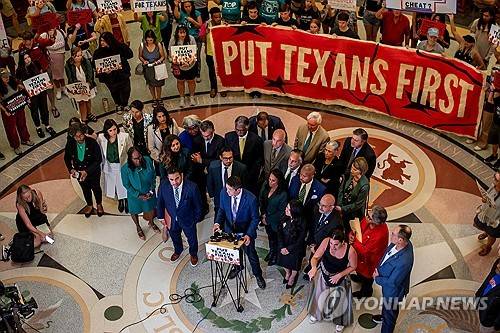 공화당의 선거구 조정안 표결에 반발하는 텍사스주 민주당 의원들 [로이터=연합뉴스. 재판매 및 DB 금지]