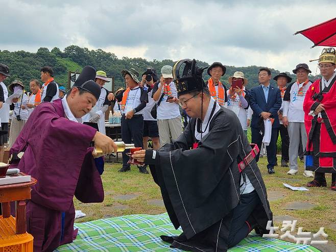 우리강 도보순례에 앞서 순례단장인 더불어민주당 염태영 의원(사진 오른쪽)이 유교식 제사를 지내는 모습. 정성욱 기자