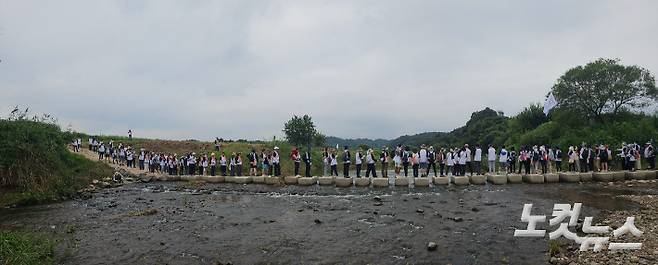 23일 제6회 '우리강 도보 생명순례'에 참여한 이들이 임진강변을 따라 걷고 있다. 정성욱 기자