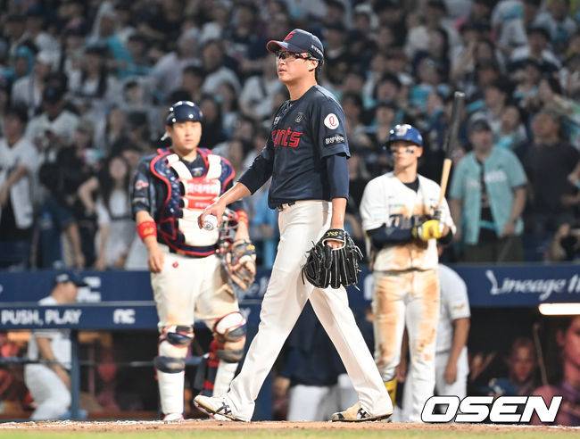[OSEN=창원, 이석우 기자] 22일 창원NC파크에서 2025 신한 SOL 뱅크 KBO 리그 NC 다이노스와 롯데 자이언츠의 경기가 열렸다. 롯데 자이언츠 박세웅이 6회말 1사 1,3루 NC 다이노스 김휘집의 삼진 아웃때 최원준에게 득점을 허용하고 아쉬원하고 있다. 2025.08.22 / foto0307@osen.co.kr