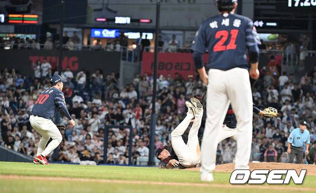 [OSEN=창원, 이석우 기자] 22일 창원NC파크에서 2025 신한 SOL 뱅크 KBO 리그 NC 다이노스와 롯데 자이언츠의 경기가 열렸다. 홈팀 NC는 신민혁이, 방문팀 롯데는 박세웅이 선발 출전했다. 롯데 자이언츠 박찬형이 3회말 2사 만루 NC 다이노스 데이비슨의 타구를 잡지 못하고 2실점하고 있다. 2025.08.22 / foto0307@osen.co.kr