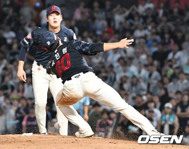 [OSEN=창원, 이석우 기자] 22일 창원NC파크에서 2025 신한 SOL 뱅크 KBO 리그 NC 다이노스와 롯데 자이언츠의 경기가 열렸다. 홈팀 NC는 신민혁이, 방문팀 롯데는 박세웅이 선발 출전했다. 롯데 자이언츠 박찬형이 3회말 2사 만루 NC 다이노스 데이비슨의 타구를 잡지 못하고 2실점하고 있다. 2025.08.22 / foto0307@osen.co.kr