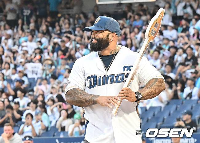 [OSEN=창원, 이석우 기자] 22일 창원NC파크에서 2025 신한 SOL 뱅크 KBO 리그 NC 다이노스와 롯데 자이언츠의 경기가 열렸다. 홈팀 NC는 신민혁이, 방문팀 롯데는 박세웅이 선발 출전했다. 전 NC 다이노스 테임즈가 시타를 하고 있다. 2025.08.22 / foto0307@osen.co.kr