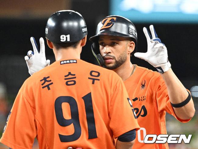 [OSEN=대전, 이대선 기자] 22일 오후 대전 한화생명볼파크에서 2025 신한 SOL Bank KBO리그 한화 이글스와 SSG 랜더스의 경기가 열렸다.한화는 폰세, SSG은 최민준을 선발로 내세웠다.6회말 2사 1루에서 한화 리베라토가 우전 안타를 치고 환호하고 있다. 2025.08.22 /sunday@osen.co.kr