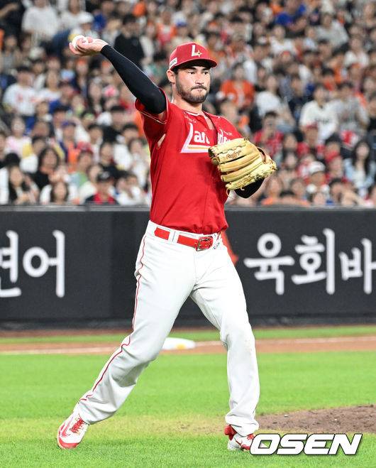 [OSEN=대전, 이대선 기자] 23일 오후 대전 한화생명볼파크에서 2025 신한 SOL Bank KBO리그 한화 이글스와 SSG 랜더스의 경기가 열렸다.한화는 황준서, SSG은 화이트를 선발로 내세웠다.7회말 무사 1루에서 SSG 화이트가 한화 이재원의 타구를 잡아 1루로 송구했으나 실책을 범하고 있다.  2025.08.23 /sunday@osen.co.kr