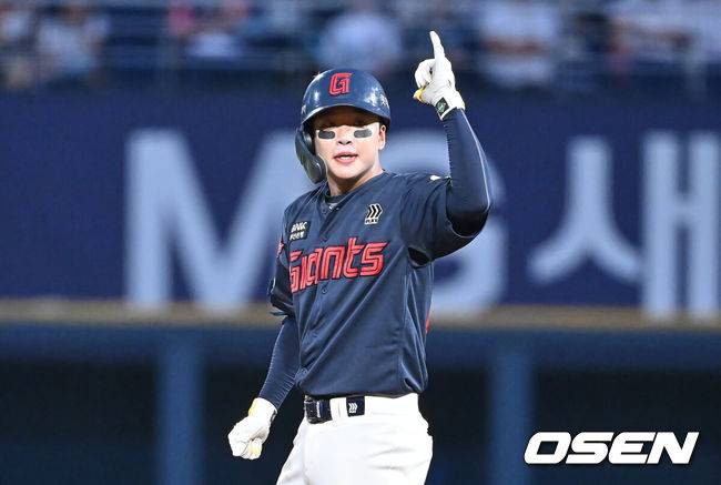 [OSEN=창원, 이석우 기자] 23일 창원NC파크에서 2025 신한 SOL 뱅크 KBO 리그 NC 다이노스와 롯데 자이언츠의 경기가 열렸다. 홈팀 NC는 김녹원이, 방문팀 롯데는 감보아가 선발 출전했다. 롯데 자이언츠 이호준이 4회초 1사 2루 중견수 왼쪽 1타점 2루타를 치고 세리머니를 하고 있다. 2025.08.23 / foto0307@osen.co.kr