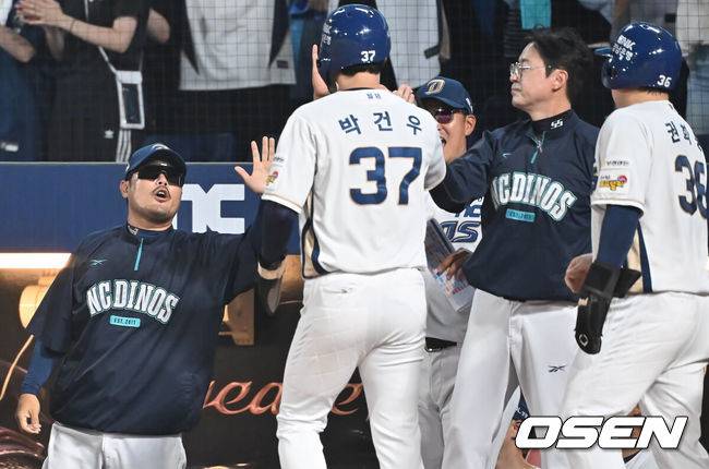 [OSEN=창원, 이석우 기자] 23일 창원NC파크에서 2025 신한 SOL 뱅크 KBO 리그 NC 다이노스와 롯데 자이언츠의 경기가 열렸다. 홈팀 NC는 김녹원이, 방문팀 롯데는 감보아가 선발 출전했다. NC 다이노스 박건우가 5회말 1사 만루 최정원의 1루수 앞 내야 안타와 실책에 득점을 올리고 이호준 감독의 축하를 받고 있다. 2025.08.23 / foto0307@osen.co.kr