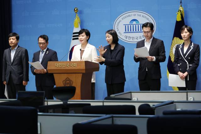 ▲더불어민주당 정치테러대책위원회의 전현희 위원장이 13일 서울 여의도 국회 소통관에서 이재명 대통령의 당대표 시절 발생했던 테러사건에 대한 축소·왜곡 시도를 규탄하고 수사를 촉구하고 있다. 왼쪽부터 이성윤·박선원·전현희·김동아 의원. 이지은 마포갑 지역위원장. ⓒ연합뉴스