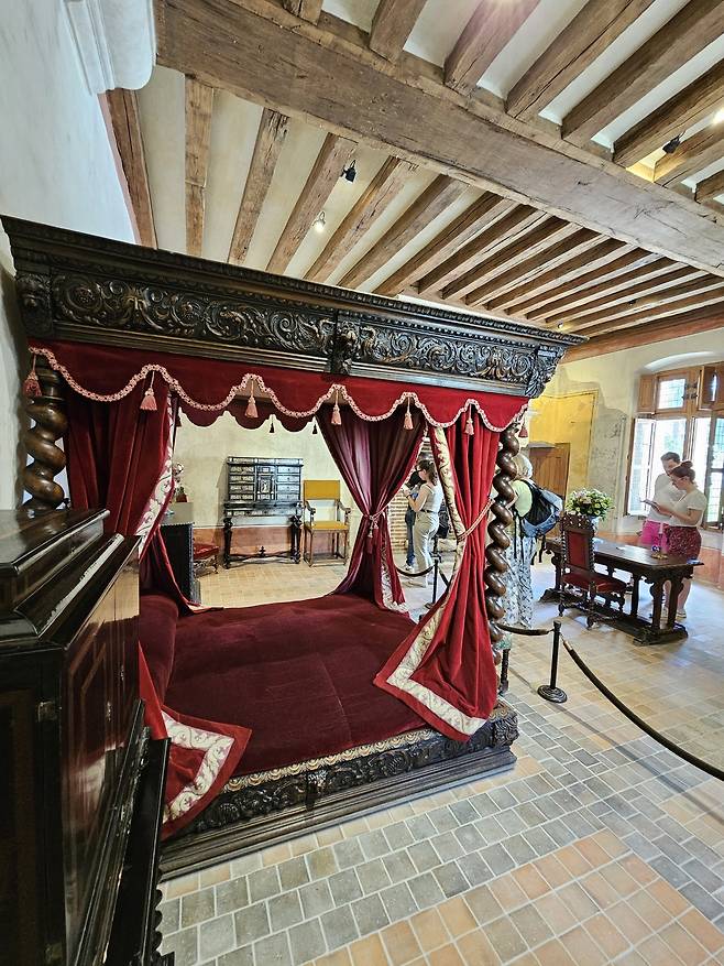 클로뤼세 레오나르도 침실.