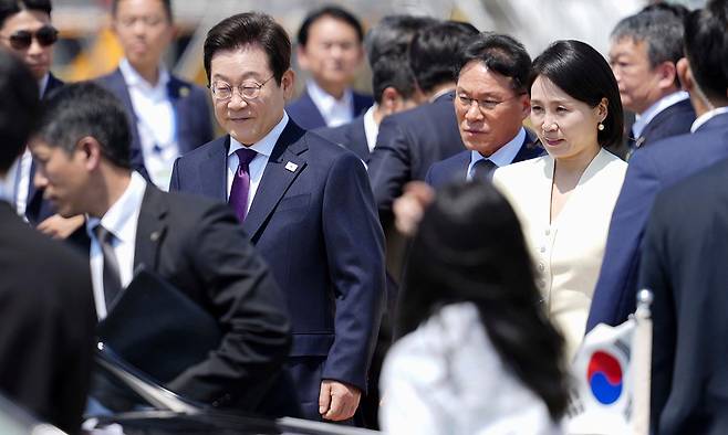 23일 이재명 대통령과 부인 김혜경 여사가 일본 도쿄의 하네다 공항에 도착하고 있다. 교도연합뉴스