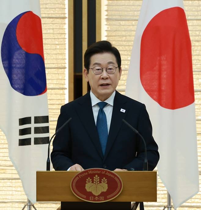 이재명 대통령이 23일 일본 도쿄 총리 관저에서 열린 한일 정상 공동 언론 발표에서 발언하고 있다. 도쿄 연합뉴스
