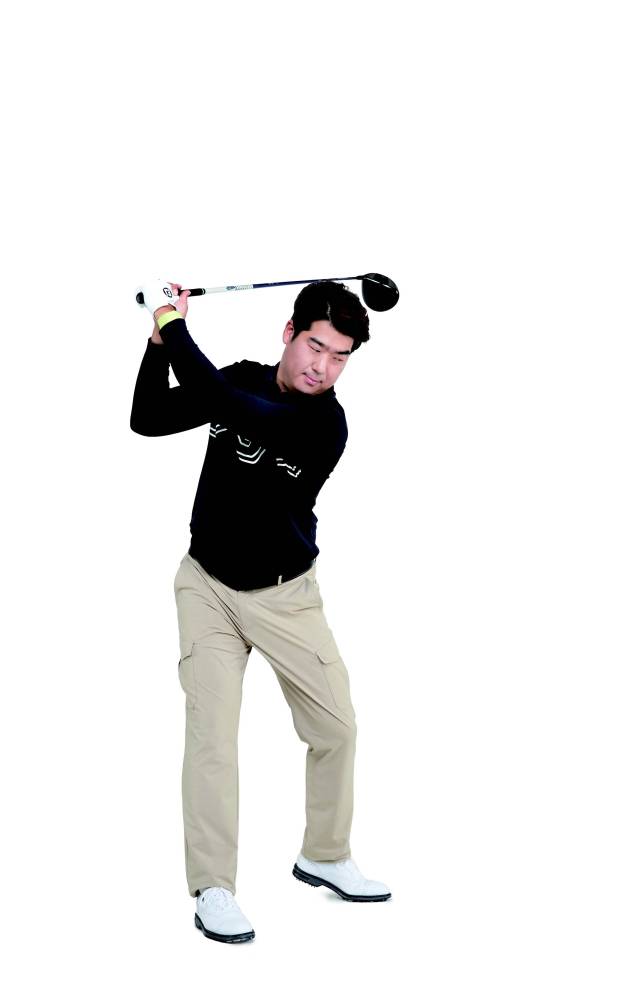 백스윙 때 왼쪽 발뒤꿈치를 들어서 힐업을 하면 체중 이동과 회전이 좀 더 원활해진다.