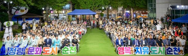 지난 15일 열린 ‘제42회 순천팔마문화제 개막식 퍼포먼스. 그동안 바닥친 청렴도를 민선 8기 들어 단숨에 상위권으로 상승 시킨 노관규 순천시장은 올해 순천팔마문화제 의미를 더욱 각인 시켰다는 평가다. 사진 제공=순천시