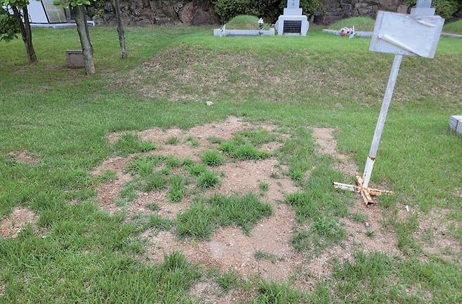 묘비와 봉분이 제거된 후 안내문이 설치된 가짜 독립운동가 김정수의 묘 ⓒ사진=정락인