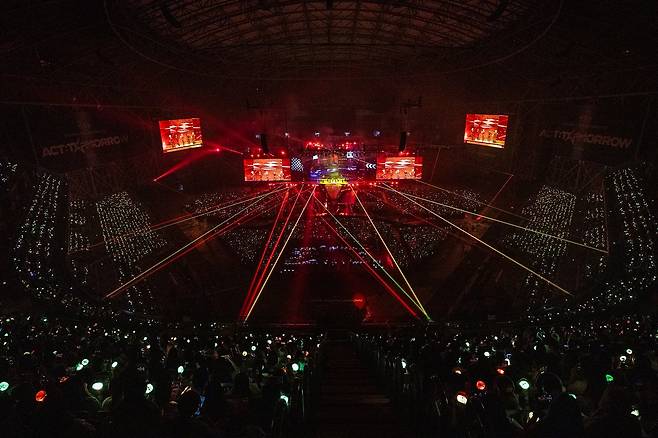 22~23일 이틀간 서울 고척스카이돔에서 열린 투모로우바이투게더의 ‘액트:투모로우’에는 전석 매진에 해당하는 3만3000여 관객이 함께 해 눈길을 끌었다. 사진제공|빅히트뮤직
