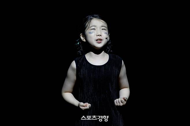 경향신문이 주최하고 스포츠경향이 주관하는 2025 경향 뮤지컬콩쿠르 본선이 열린 23일 서울 강동구 호원아트홀에서 초등부 김해나가 ‘위키드’를 열창하고 있다. 2025.08.23 문재원 기자